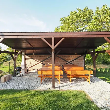 U Tri Cest Tatil Evi